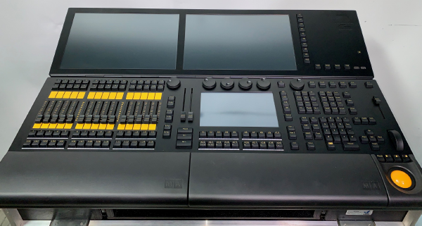 grandMA2 light, im Amptown Case mit Rollen